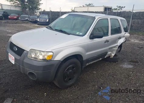 2005 Ford Escape Xls z USA, uszkodzony, nr VIN 1FMYU02ZX5DA09092